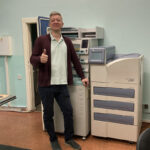 Reader und Drucker 2022: Viktor Petrov, der Ingenieur des Medical Center, steht sehr zufrieden vor dem neuen Laserfilmdrucker