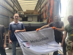 Leiter der NGOv on Charkiv bei Entladen eines LKW