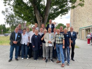 Aktives Team mit Pfarrer Dr. Kahl