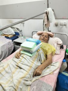 Hygienematerial für schwer kranken Mann in Charkiv