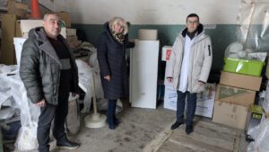 OP-Lampen, Kühlschränke, Waschmaschinen, OP-Instrumente gut im Notfallzentrum in Charkiv angekommen