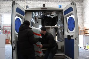 Regale und Bürostühle für die Kliniken; die Verteilung übernehmen überall die Rettungswagen