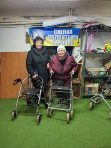 Rollator und Regale